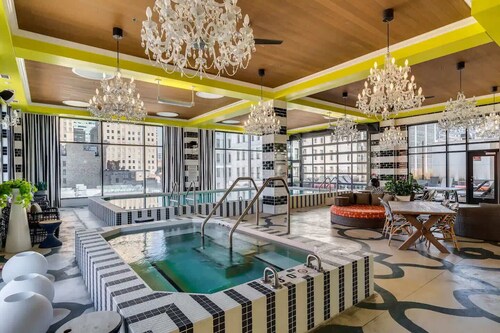 Downtown Apt with Pool, Parking near stadiums