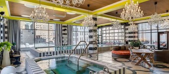 Downtown Apt with Pool, Parking near stadiums