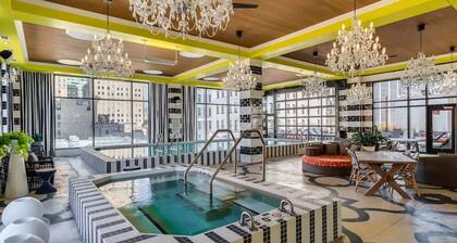 Downtown Apt with Pool, Parking near stadiums