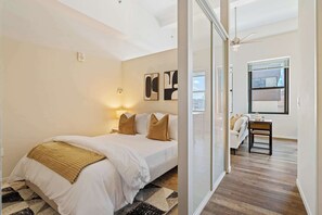 1 bedroom, iron/ironing board, WiFi, bed sheets - Downtown Apt with Pool, Parking near stadiums (Cincinnati)