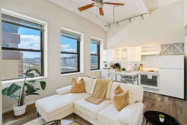 TV, offices - Downtown Apt with Pool, Parking near stadiums (Cincinnati)