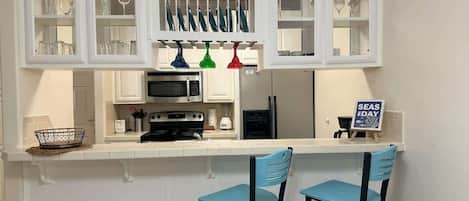 Réfrigérateur, micro-ondes, four, plaque de cuisson