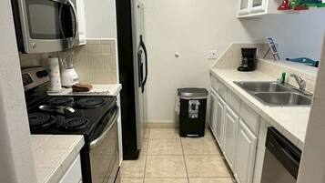 Kylskåp, mikrovågsugn, ugn och spishäll