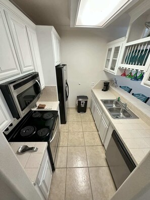 Refrigerador, microondas, horno y parrilla de estufa 