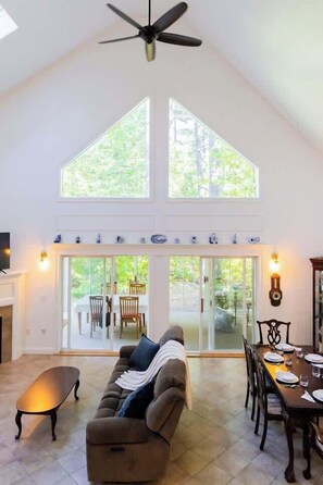 TV, fireplace - Conway Lake Charm - Beautiful Waterfront Community (Conway)