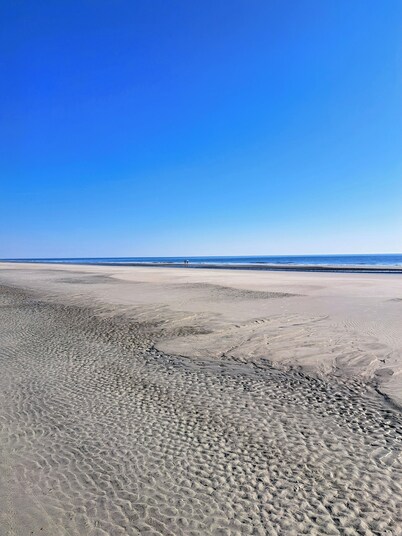 121 Beachwalk-Sun filled villa- 4 minute walk to the beach-oceanfront Shipyard !