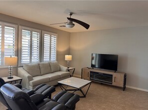 Televisión y chimenea 