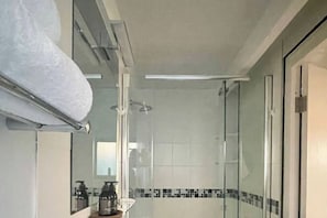 Sèche-cheveux, serviettes fournies, savon, papier toilette