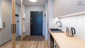 Suite monolocale Comfort | Angolo cottura privato | Frigorifero con congelatore, forno, piano cottura, lavastoviglie