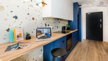 Comfort Studio Suite | Private kitchen | Full-sized fridge, oven, stovetop, dishwasher
