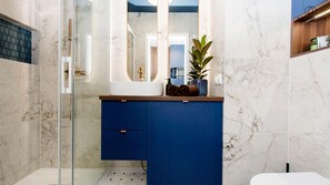 Suite monolocale Comfort | Bagno | Asciugacapelli, asciugamani, sapone, carta igienica