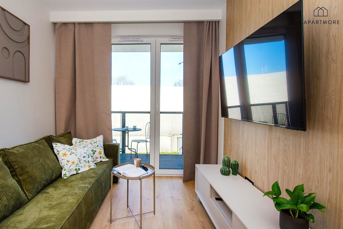 Comfort Apartment | Ruang tamu | 55 inci sebuah televisyen pintar dengan digital 