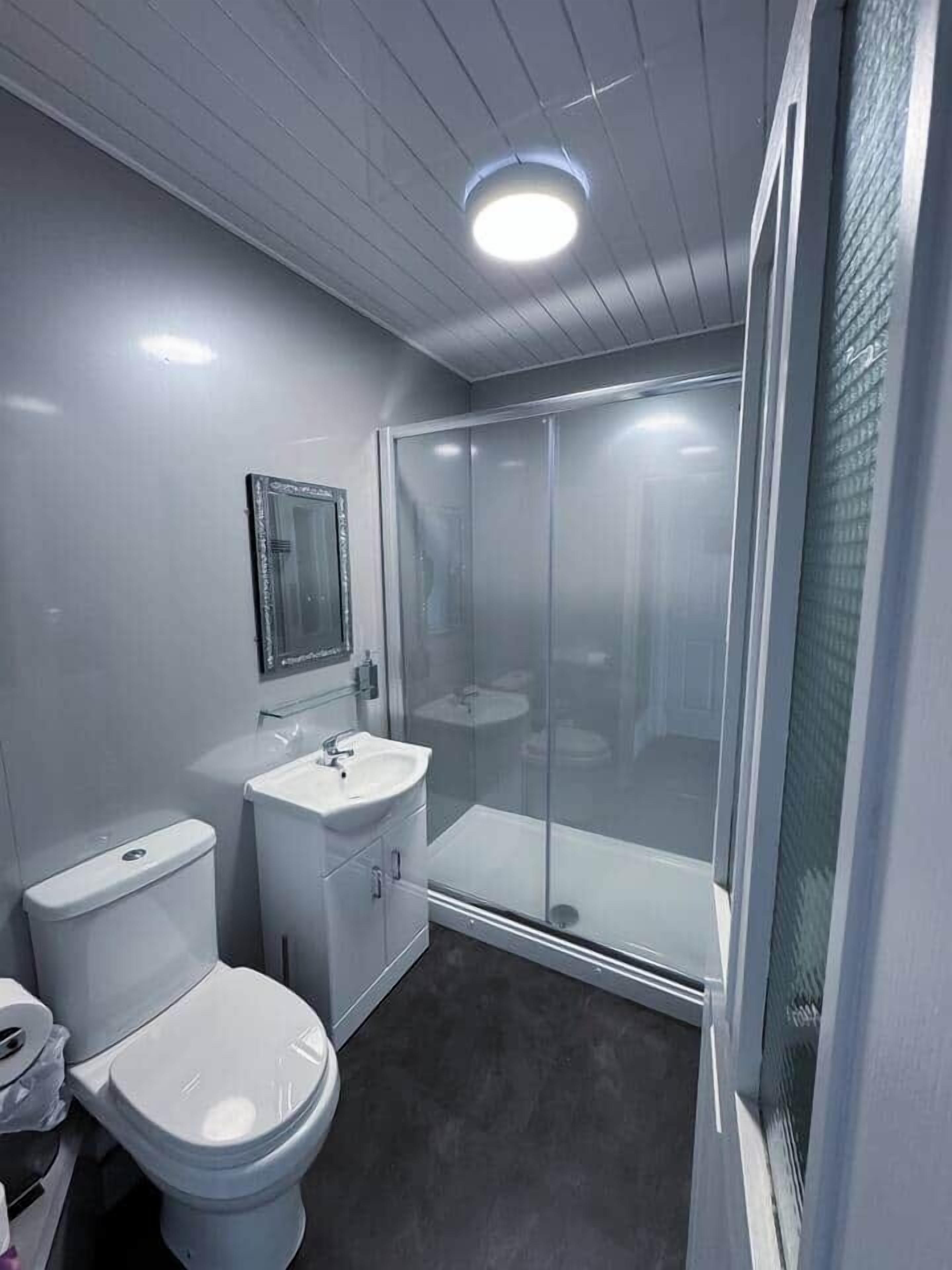 Dusj, hårføner, håndklær og såpe