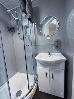 Bathroom - Room 5 - Thornleigh Guest House (Windermere)