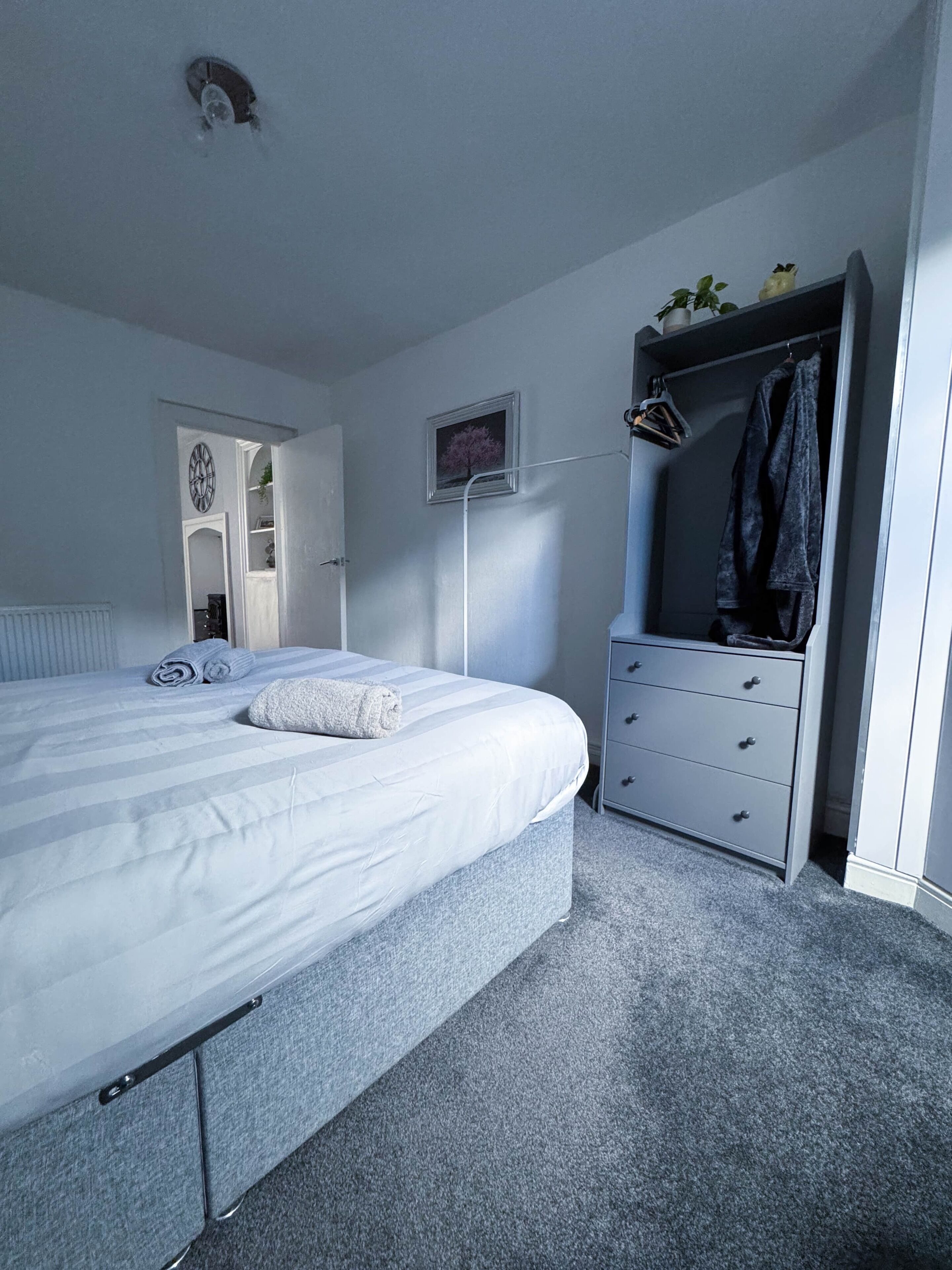 1 slaapkamer, een strijkplank/strijkijzer, wifi, beddengoed