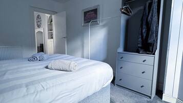 1 slaapkamer, een strijkplank/strijkijzer, wifi, beddengoed