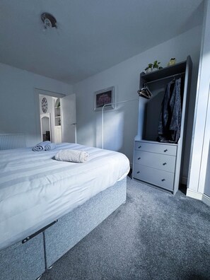 1 غرفة نوم ومكواة/لوح كي وواي فاي وملاءات أسرّة