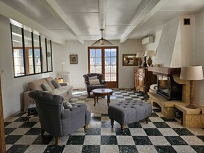 TV, fireplace - Family home in village center with private garden (Montbrun-les-Bains)