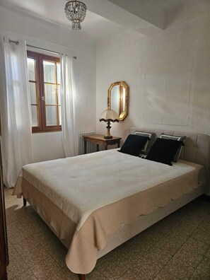 3 bedrooms, iron/ironing board, Internet, bed sheets - Family home in village center with private garden (Montbrun-les-Bains)