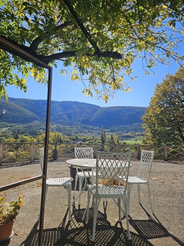 Maison de famille au centre du village avec un jardin privatif