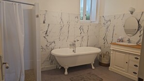 Haartrockner, Handtücher, Seife, Toilettenpapier