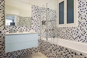 Shower, hair dryer, towels