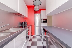 Kühlschrank, Ofen, Herdplatte, Wasserkocher mit Kaffee-/Teezubehör