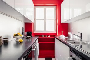 Fridge, oven, stovetop, coffee/tea maker