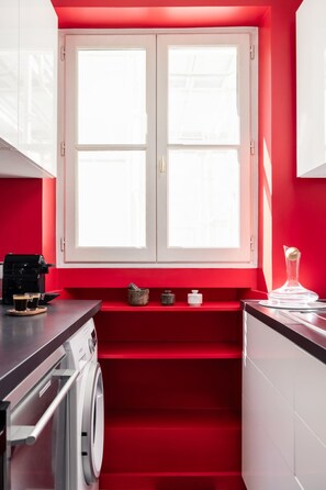 Fridge, oven, stovetop, coffee/tea maker