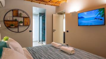 Travel crib, free WiFi, bed sheets