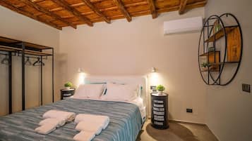 Travel crib, free WiFi, bed sheets