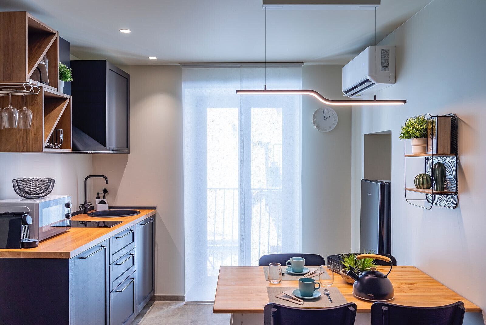 Frigorifero, microonde, piano cottura, macchina per tè/caffè