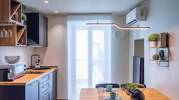 Refrigerador, microondas, placa de cocina, cafetera/tetera
