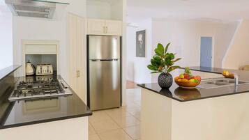 ثلاجة، ميكروويف، فرن، موقد طهي مسطح