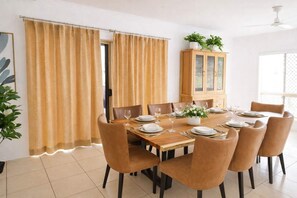 Dining - Grand Riverside Retreat – 5BR Pet-Friendly Home in Annandale (Townsville)