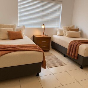 5 Schlafzimmer, Schreibtisch, Bügeleisen/Bügelbrett, WLAN