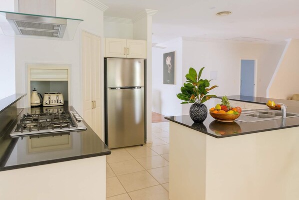 Fridge, microwave, oven, stovetop - Grand Riverside Retreat – 5BR Pet-Friendly Home in Annandale (Townsville)