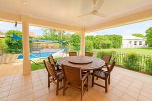 Outdoor dining - Grand Riverside Retreat – 5BR Pet-Friendly Home in Annandale (Townsville)