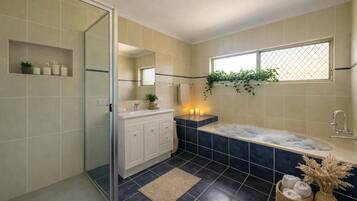Douche, sèche-cheveux, serviettes fournies