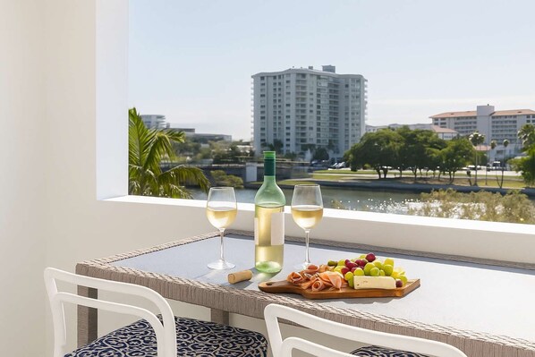 Outdoor dining - CBD Apartment w River Views, Pool & Parking (Townsville City)