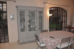 Apartment | Dining - Elegant Bastide Near Aix With Pool (Aix-en-Provence)