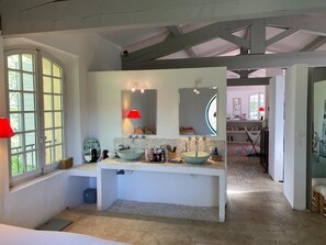 Apartment | Bathroom | Towels, soap - Elegant Bastide Near Aix With Pool (Aix-en-Provence)