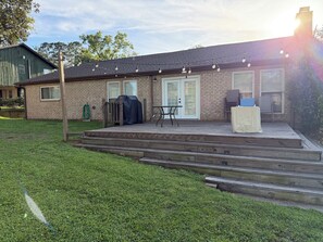 Outdoor dining - Peaceful Waterview Haven – Stunning Views, Sleeps 10 (Trinity)