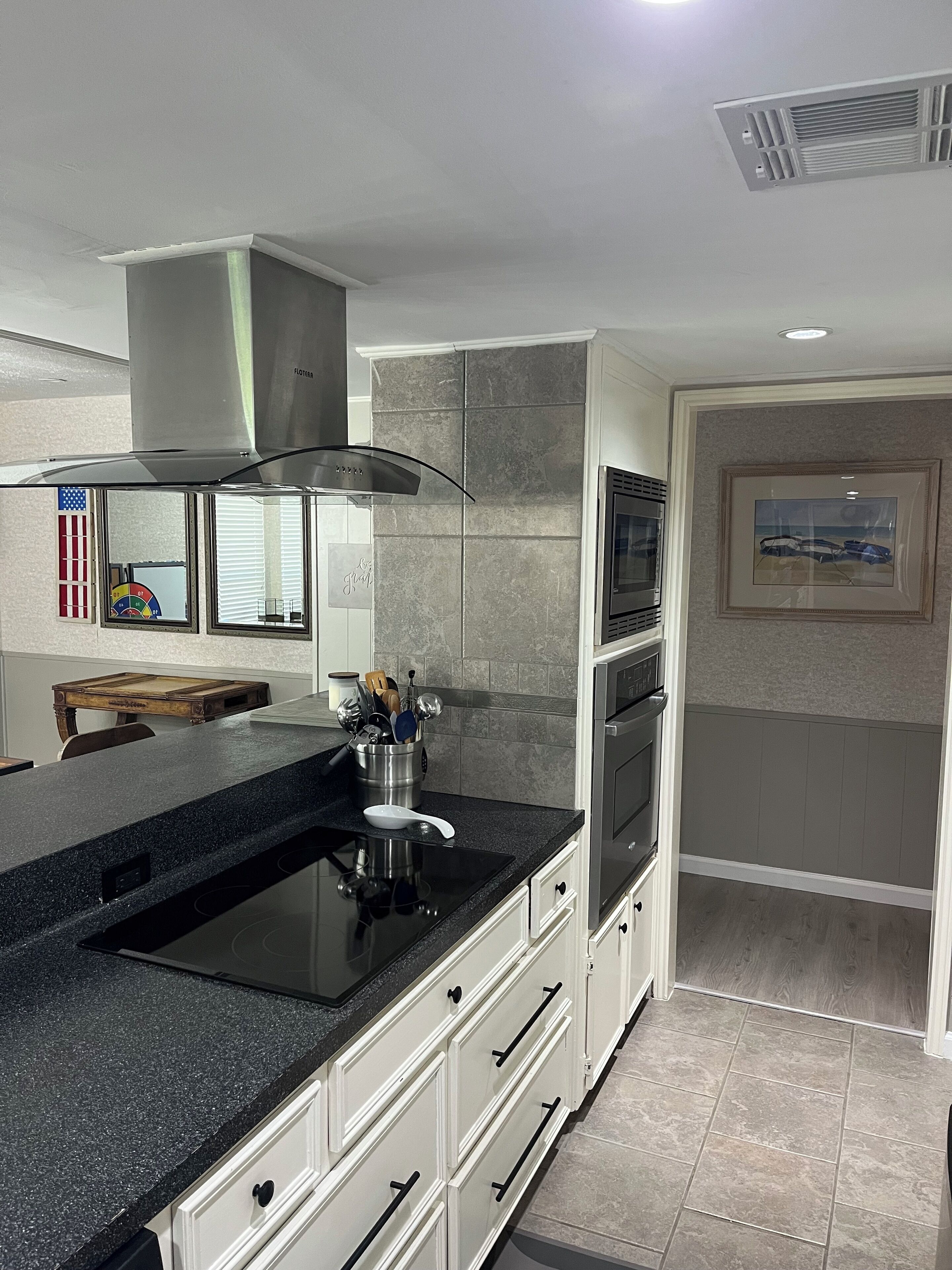 Een magnetron, een oven, een kookplaat, een vaatwasser