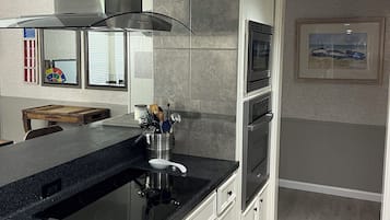 Microondas, horno, parrilla de estufa y lavavajillas