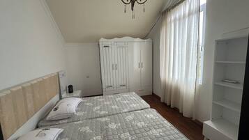 6 bedrooms, iron/ironing board, WiFi