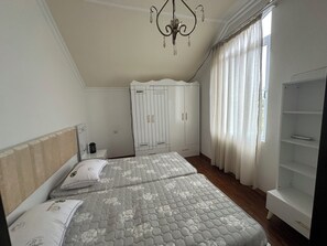 6 bedrooms, iron/ironing board, WiFi