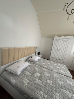 6 slaapkamers, een strijkplank/strijkijzer, wifi