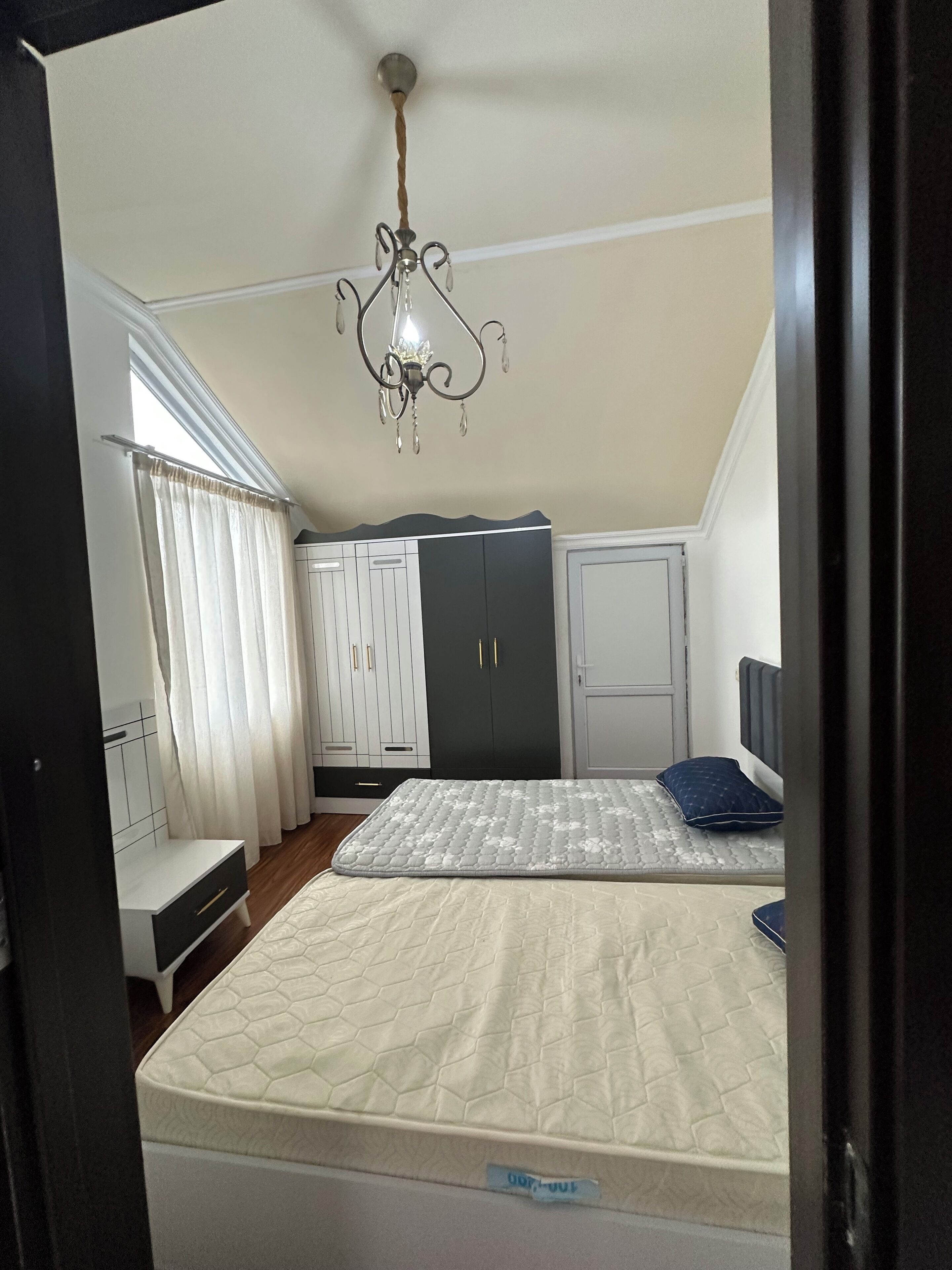 6 bedrooms, iron/ironing board, WiFi