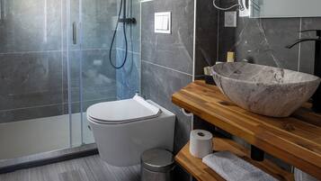 Secadora de cabello, toallas, jabón, papel de baño